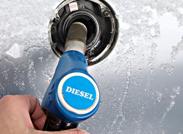 Diesel może zamarznąć przy temperaturze tuż poniżej zera. Jak tego uniknąć?