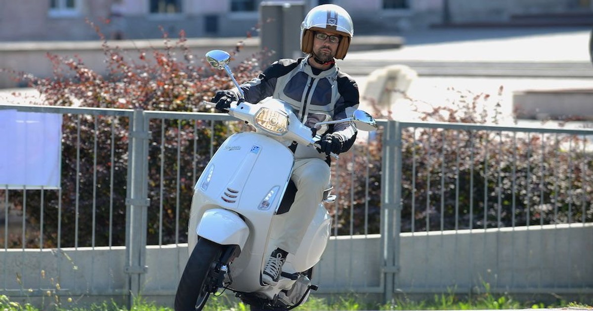W tym roku bardzo znacząco wzrosła sprzedaż moptocykli i skuterów o pojemności silnika do 125 cm3. Na zdjęciu jeden z takich skuterów Vespa Sprint 125
