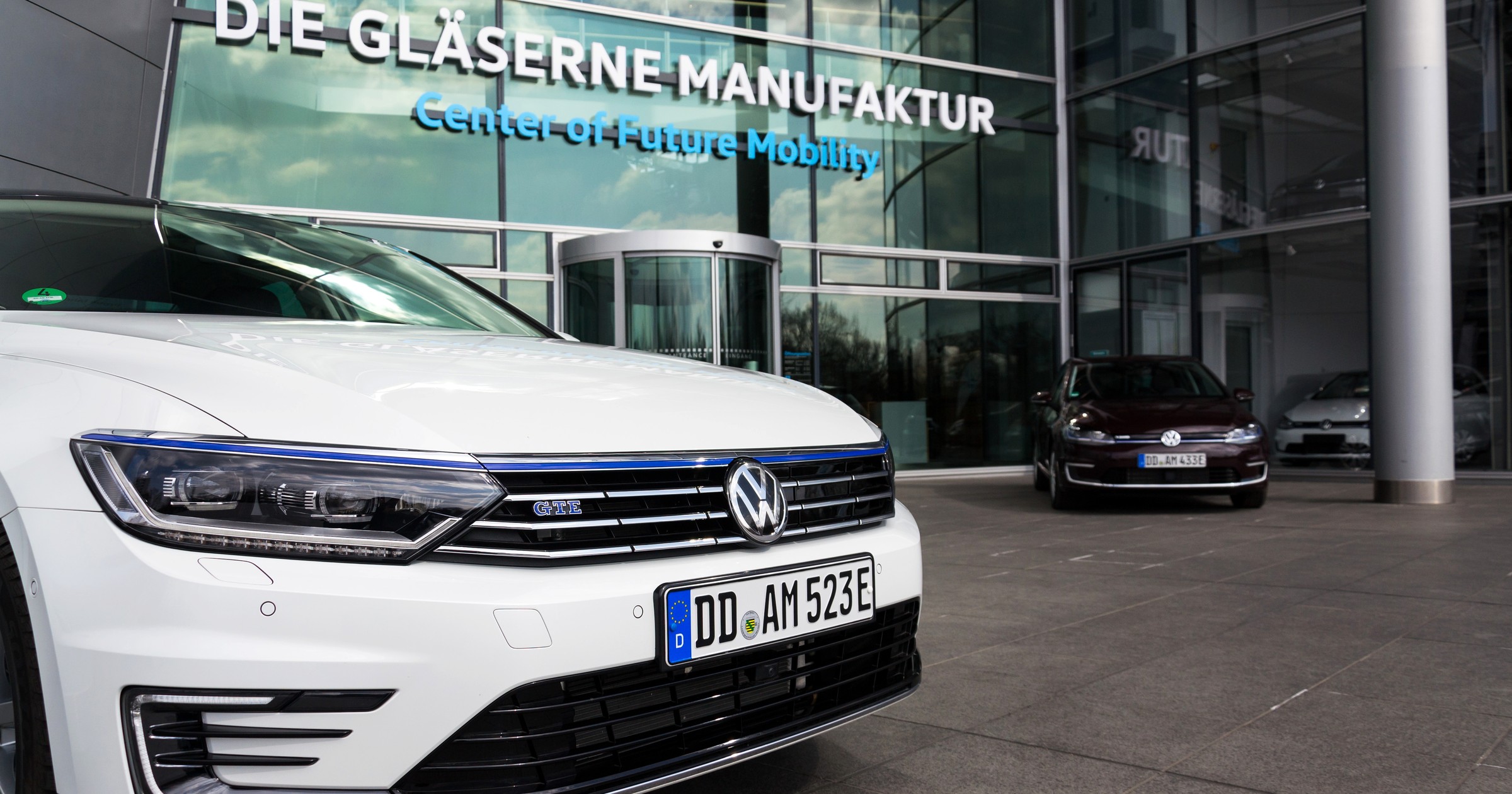 Zakład Volkswagena w Dreźnie, który chcą przejąć Chińczycy. Napis przy wejściu – "Center of Future Mobility" ("Centrum przyszłości mobilności") – dziś może budzić dziwne skojarzenia.