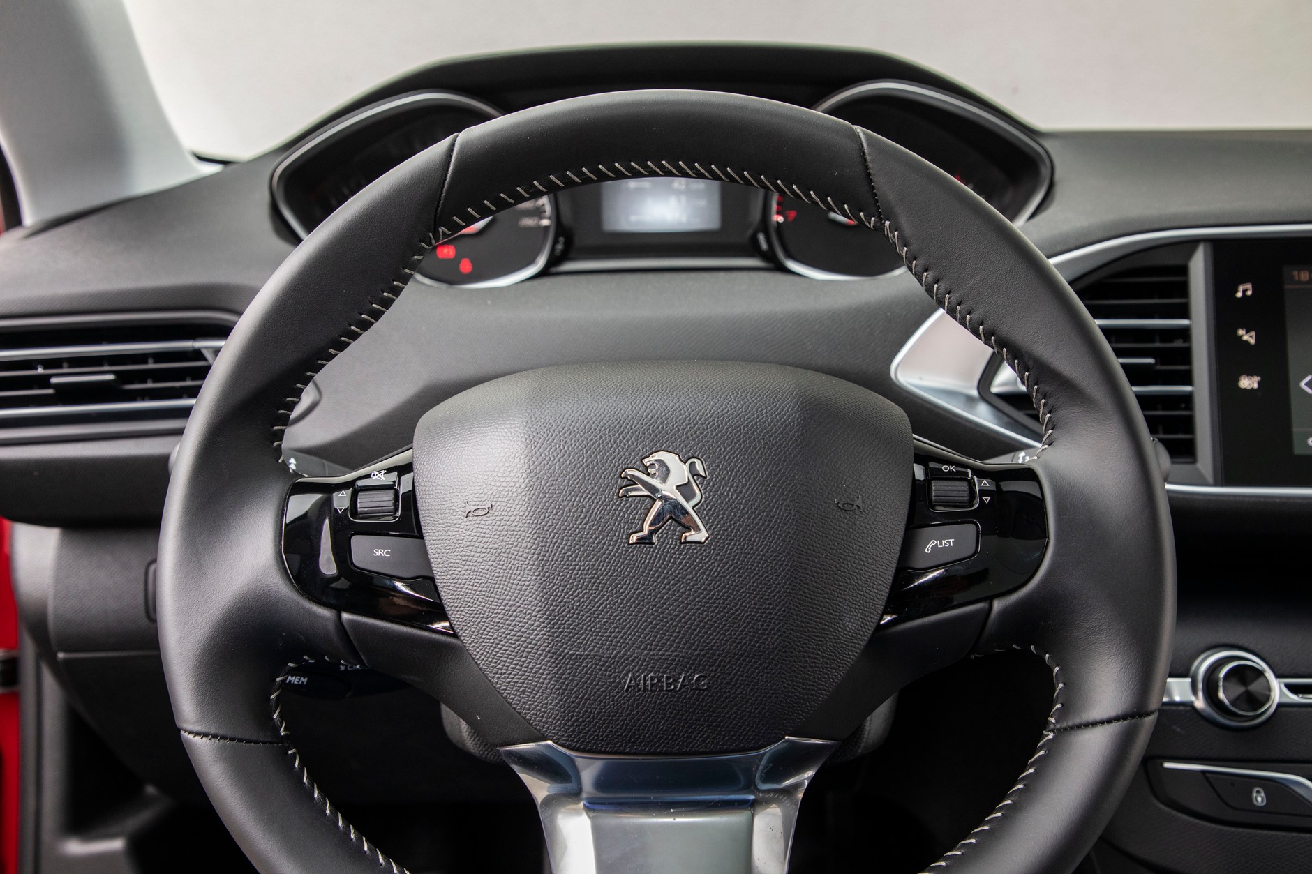 Wymaga gimnastyki: zegary w Peugeocie 308 umieszczono tak, że mała kierownica je przesłania i trudno znaleźć optymalną pozycję, żeby jednak widzieć wskazania