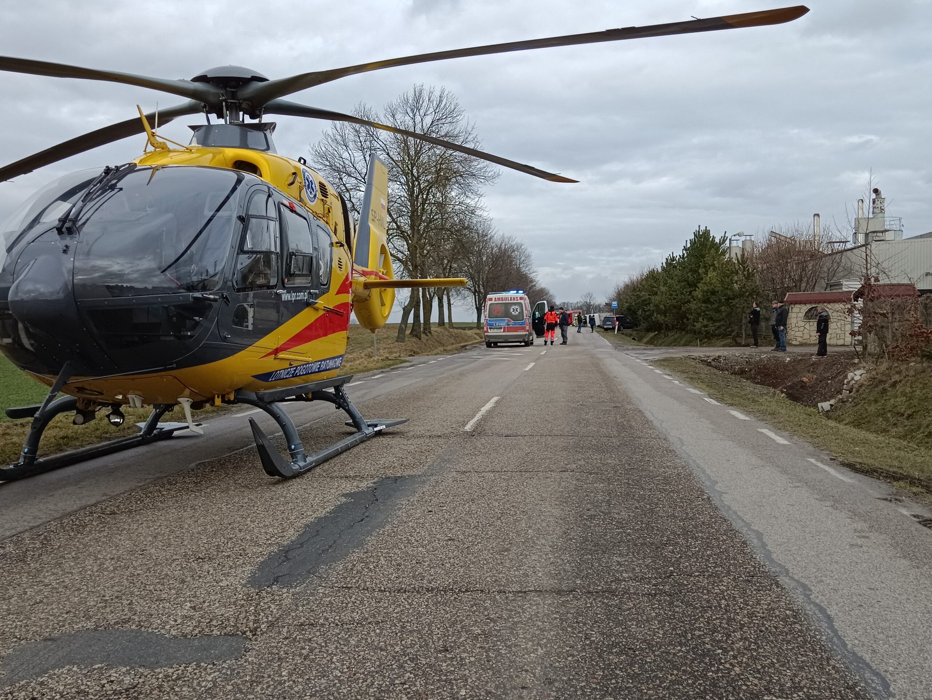 Dramatyczna "czołówka" pod Lublinem. Kierowcę zabrał helikopter LPR