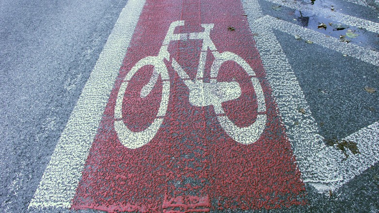 Pas dla rowerów… z przeszkodami dla samochodów