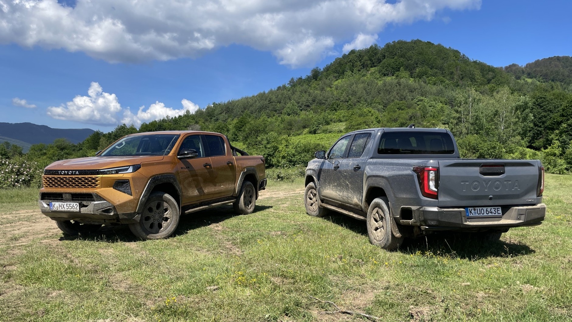 Nowe Toyoty Hilux (złota: diesel, szara: BEV)