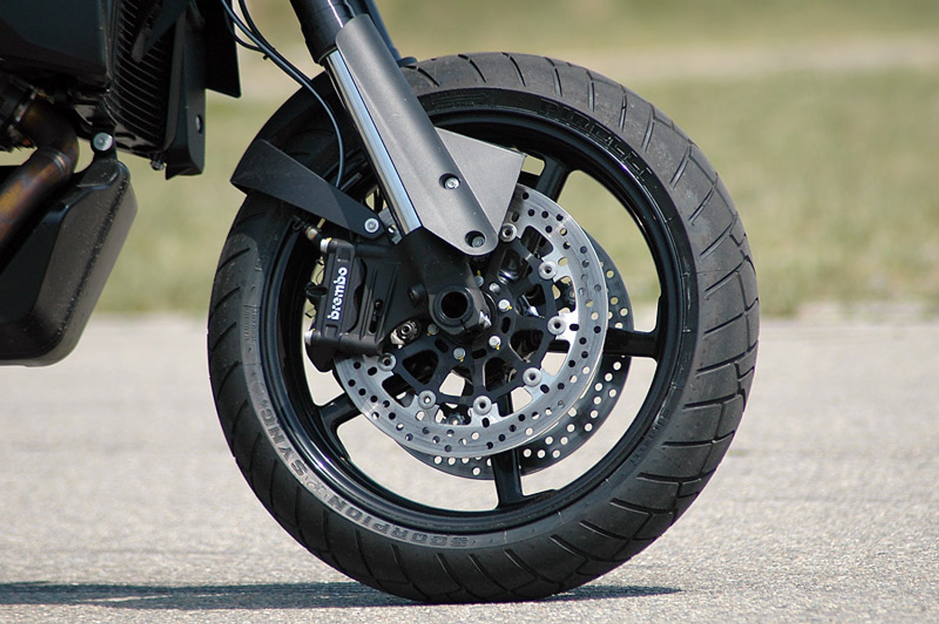 KTM 950 Supermoto R: duży dzikus (test)