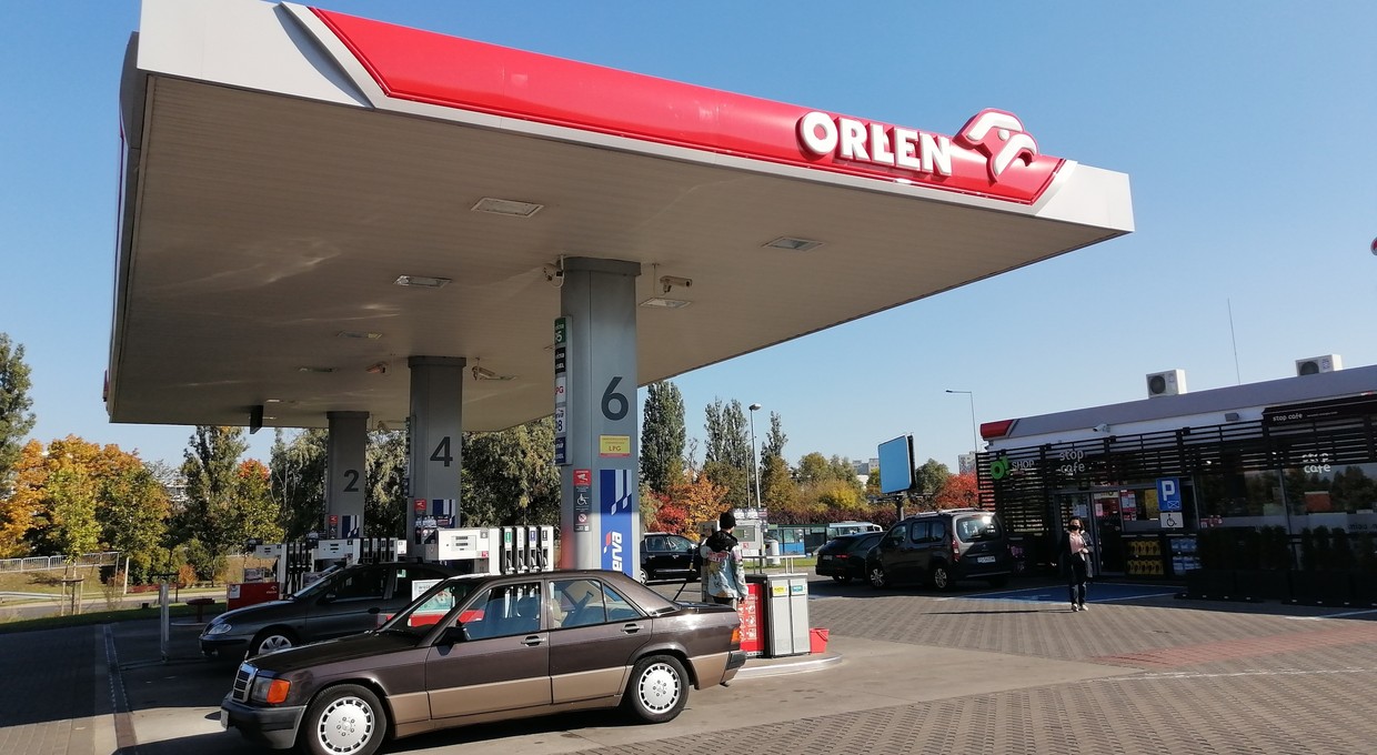 Tańsze paliwo na majówkę. Orlen obniża ceny i dokłada jeszcze jeden bonus