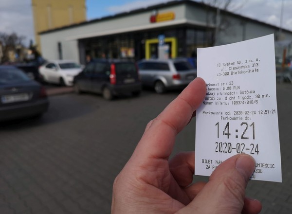 Drogie parkowanie przy sklepach Aldi i Biedronka. UOKiK nakłada karę