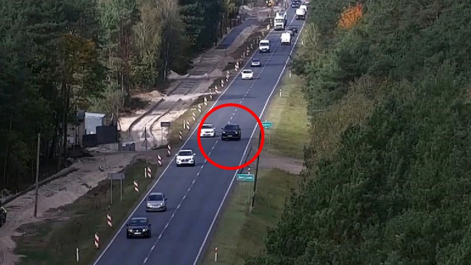 Policja kontroluje remontowaną drogę, wykorzystując drona.