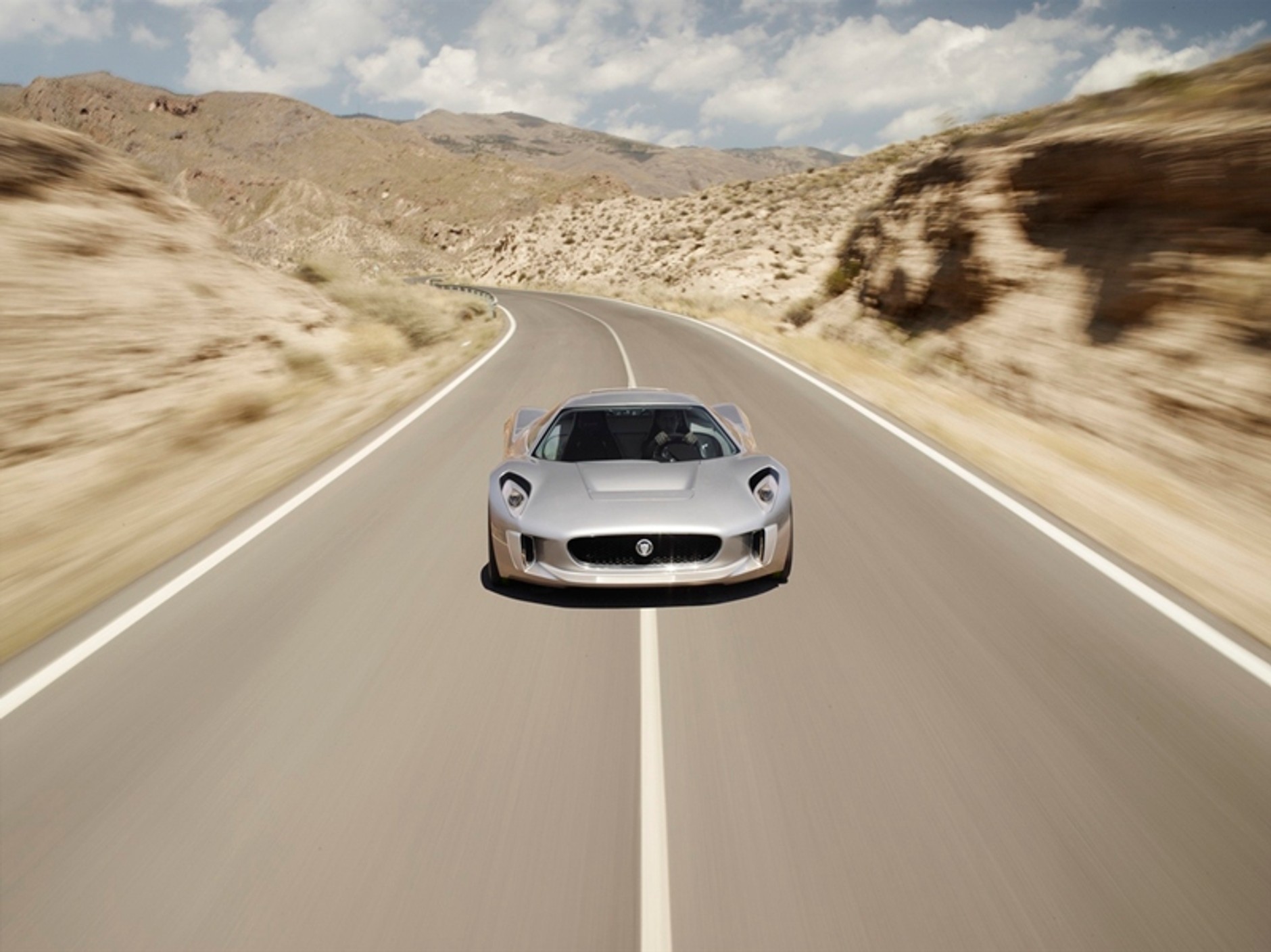 Jaguar C-X75 ma napęd turbinowy i do tego cztery inne silniki