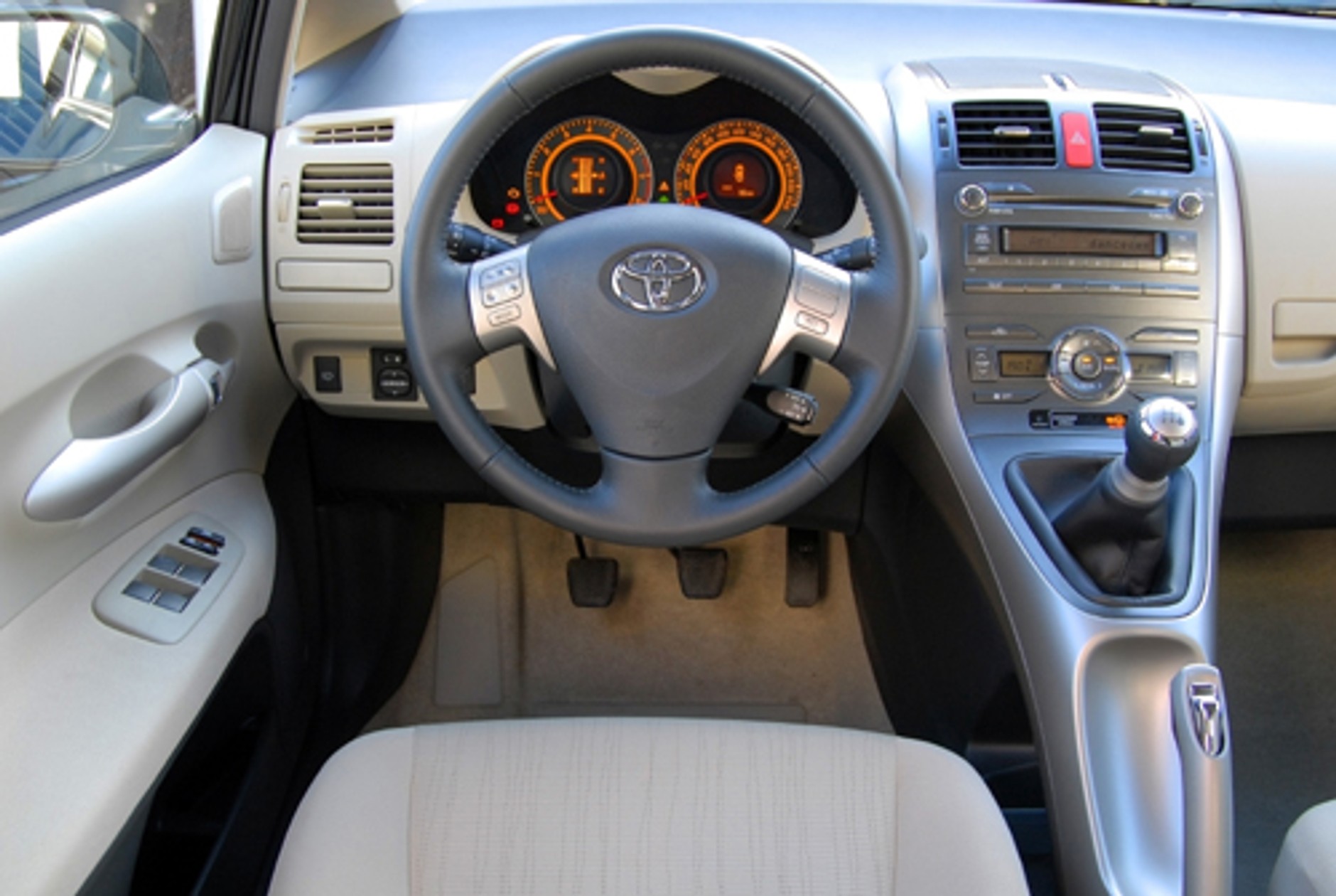 Toyota Auris 1.6 Prestige - Niewierny tradycji