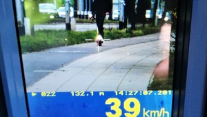 Na czymś dziwnym "leciał" po drodze dla rowerów. Policjanci zmierzyli prędkość i oniemieli