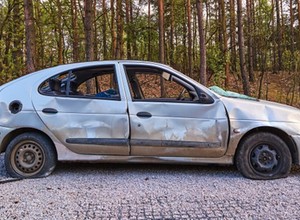 Porzucony pojazd przy drodze. Niektórzy robią to celowo. Co się z nim dzieje, kto ponosi koszty?