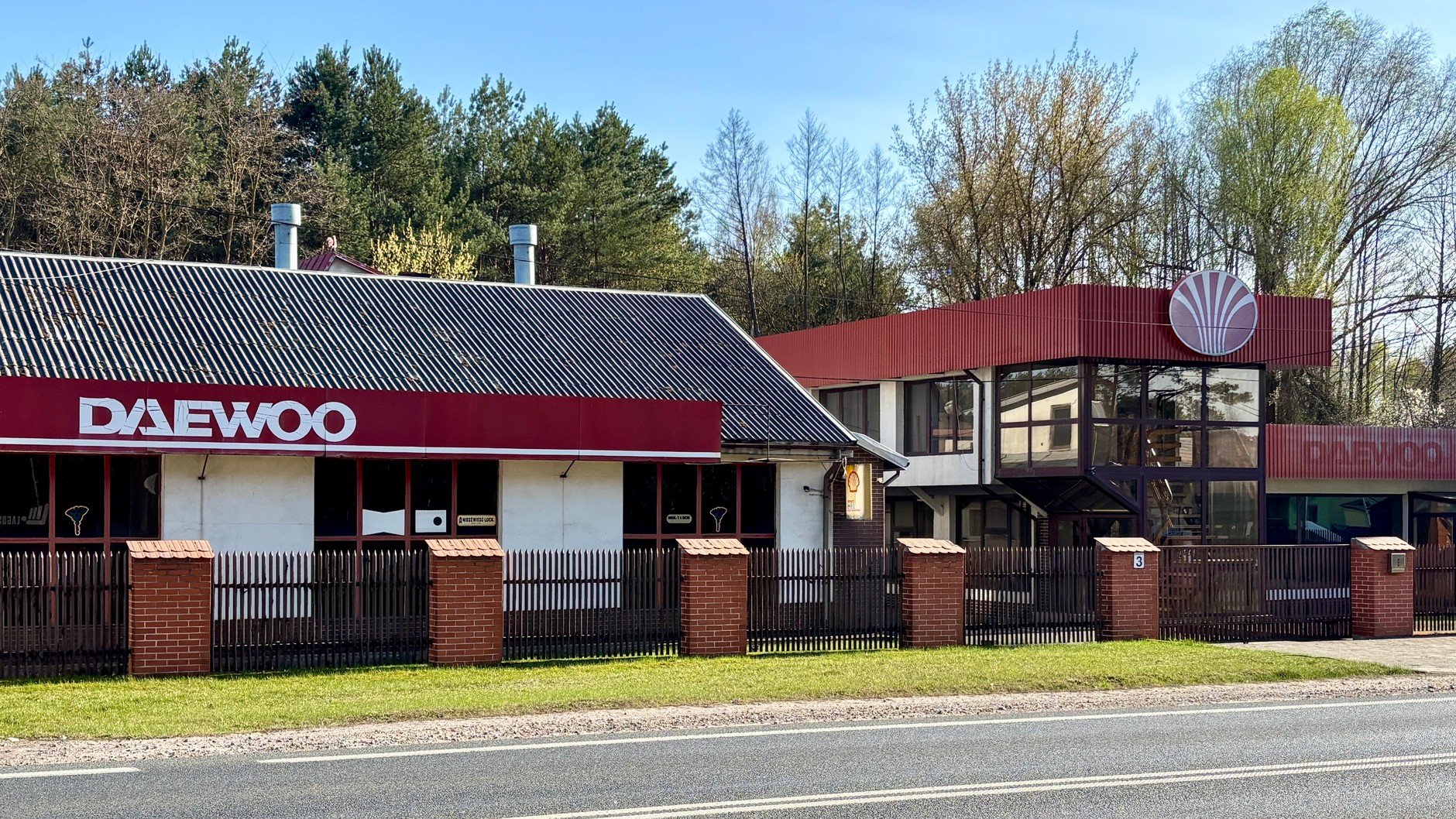 Opuszczony salon Daewoo przetrwał do dziś