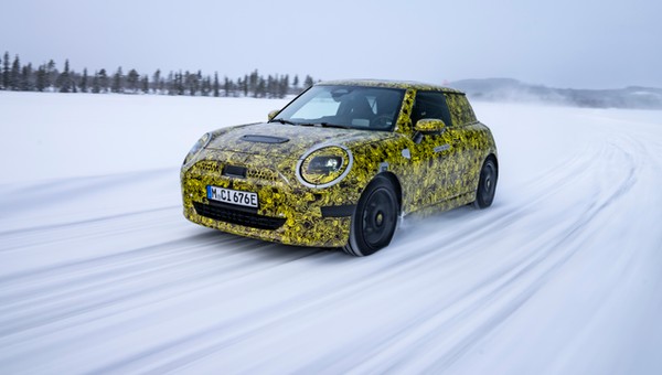 2023 Mini Electric zakamuflowany