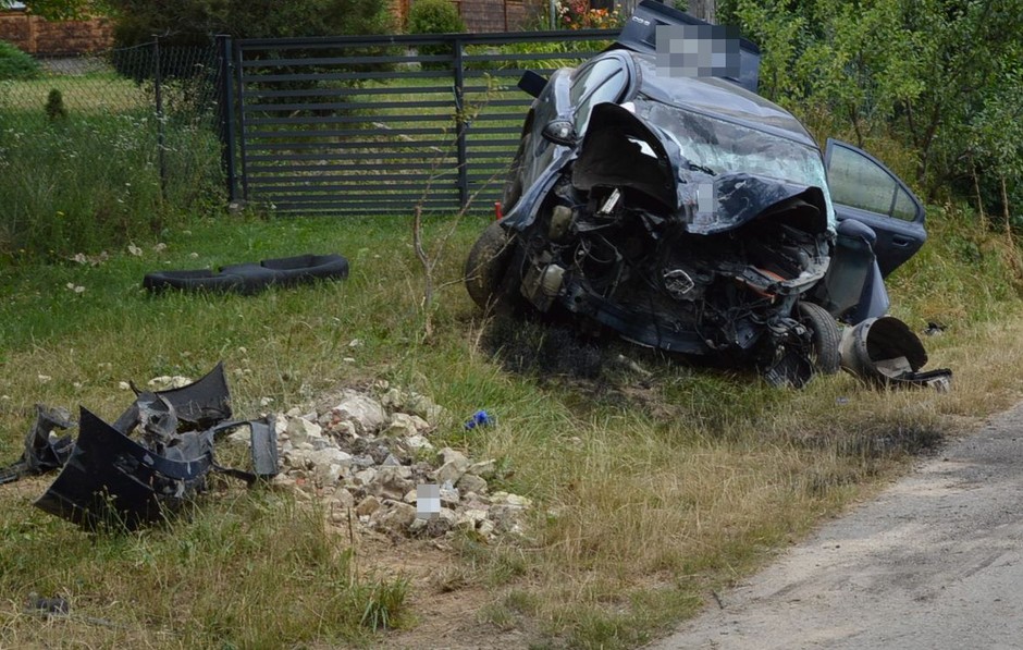 Wypadł na łuku drogi, zjechał na pobocze, wjechał w rów i uderzył w drzewo