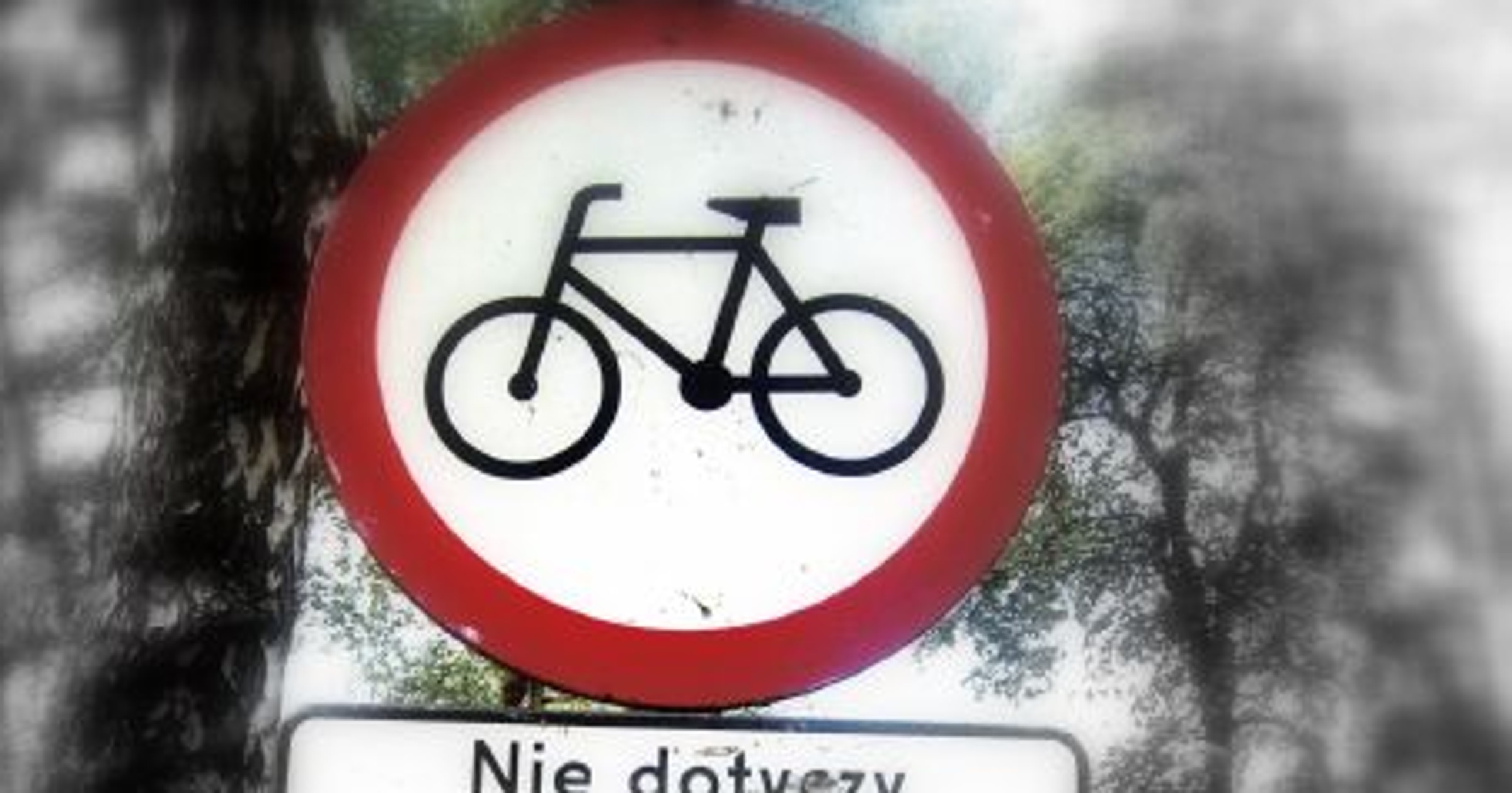 Zbędne znaki? Sprawdzamy czy mniej znaków drogowych oznacza większe bezpieczeństwo?