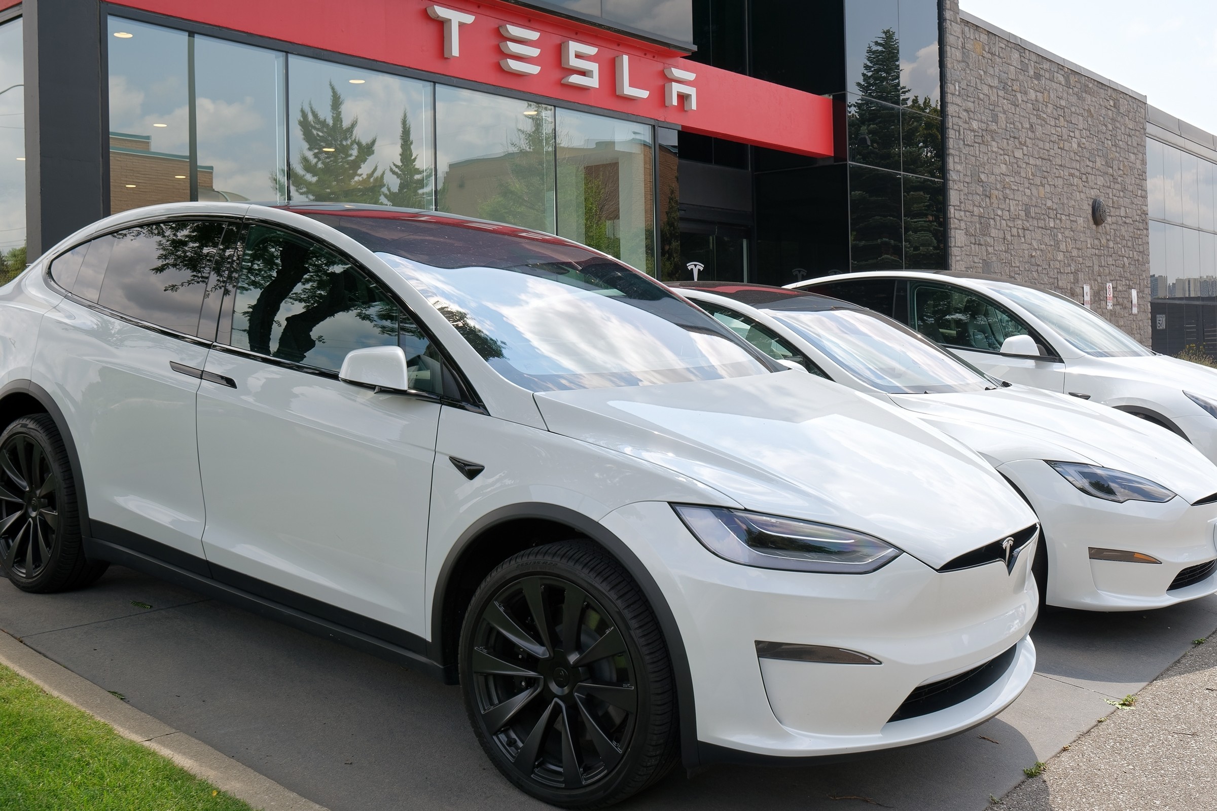 Te marki rządzą w Europie. Tesla spada dalej, wyprzedził ją BYD. I to w jakim stylu!