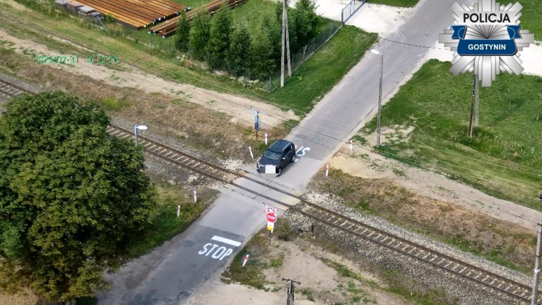 Policyjne drony nad przejazdami kolejowo-drogowymi