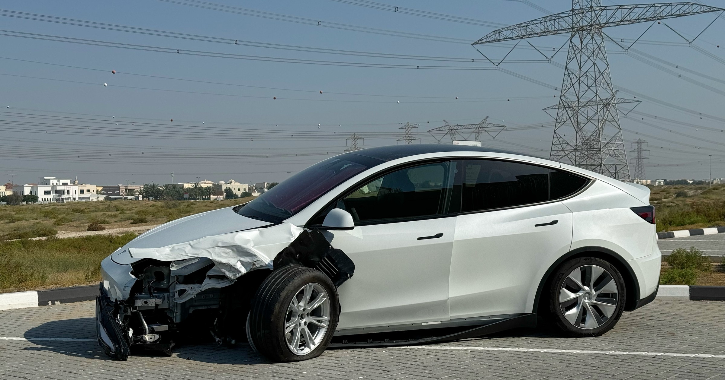 Tesla po wypadku – zdjęcie ilustracyjne