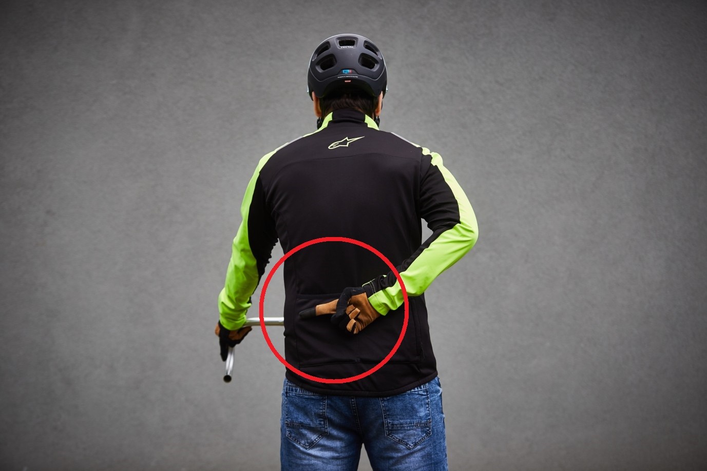 Ten gest rowerzystów jest szczególnie cenną informacją dla kierowców (fot. Skoda, welovecycling.com)