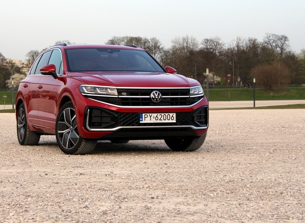 Jeździłem VW Touaregiem po liftingu. Ma podświetlane logo, diesla V6 i pochłania dziury