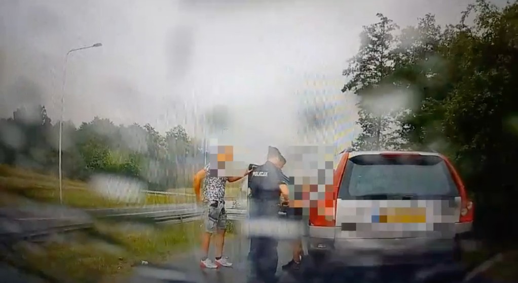 Nietypowe manewry kierowcy Volvo. Przyczyną wcale nie była kierownica po prawej stronie