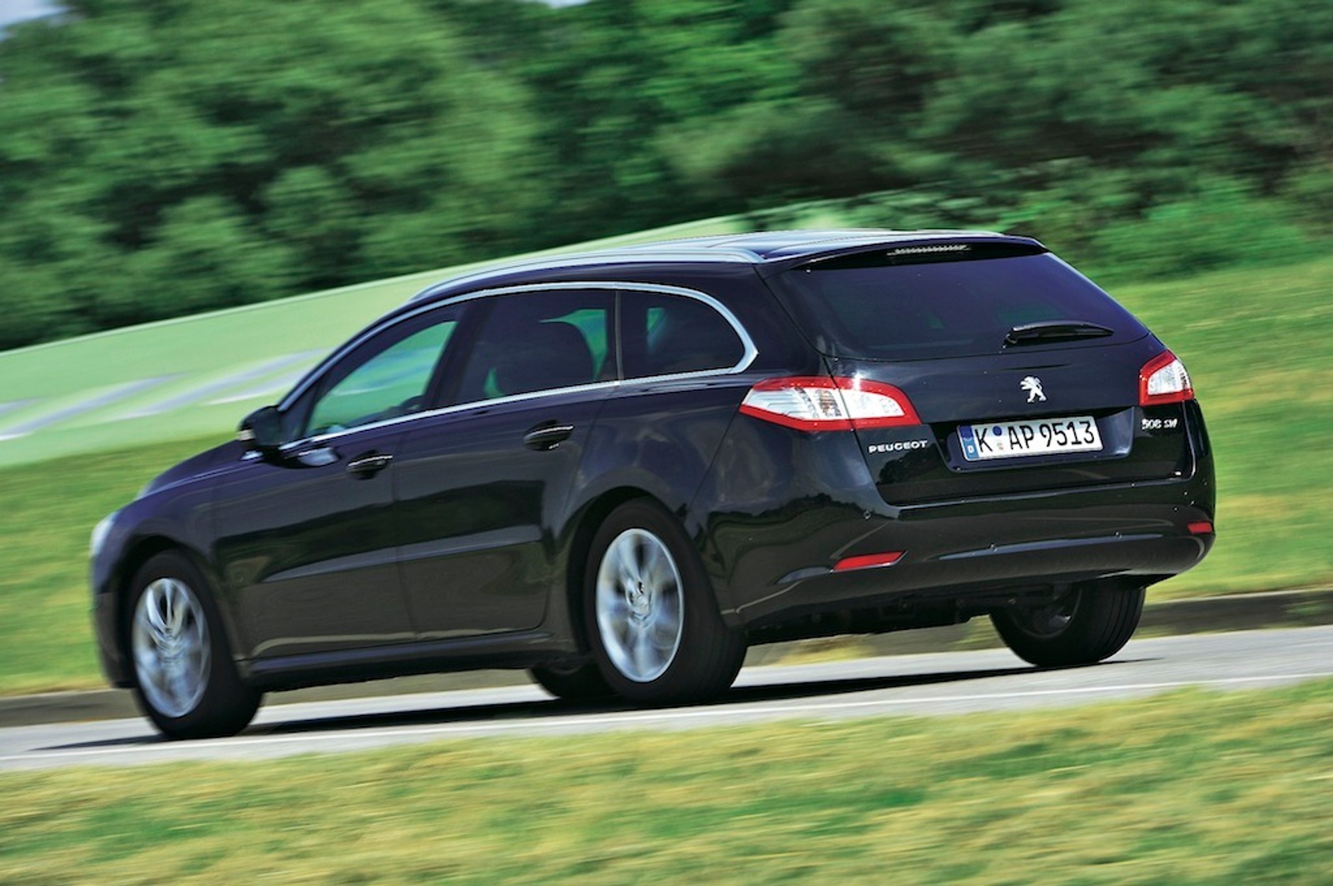 Kombi klasy średniej: Skoda Superb Combi po liftingu, BMW serii 3 Touring, Mazda