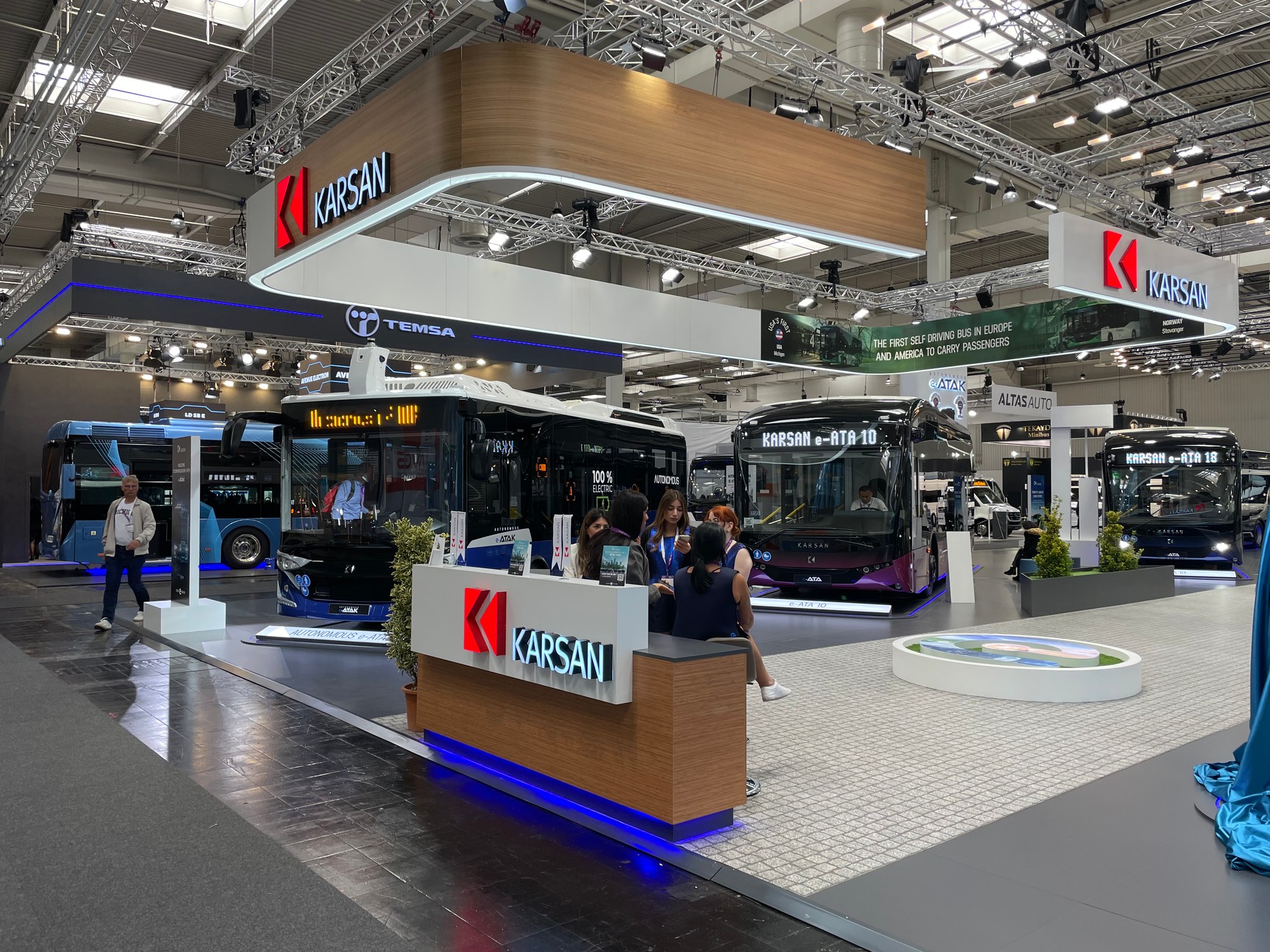 W tle norweski autobus autonomiczny.