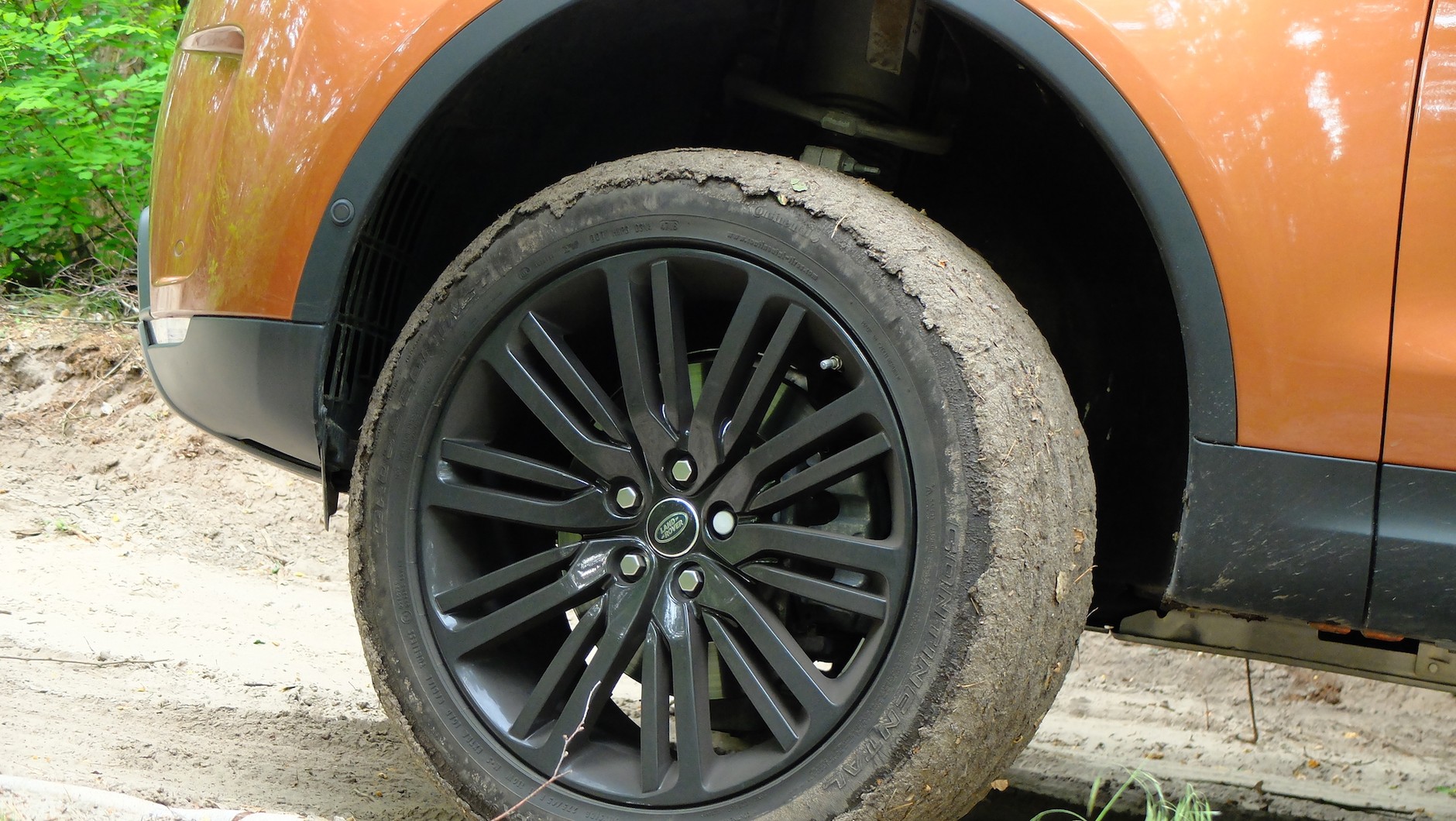 Niektóre SUV-y mają układy napędowe dostosowane do wyzwań terenowych. Dobrze, jeśii nadążają za tym ich opony