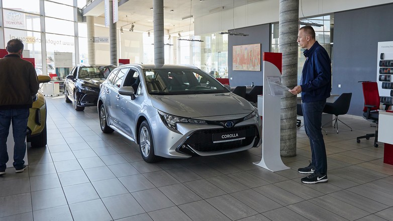 Zakaz sprzedaży aut spalinowych od 2035 r. dotknąłby też producentów hybryd