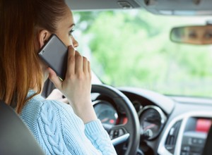 Kiedy jadę, a kiedy stoję? Jak poprawnie korzystać z telefonu w samochodzie