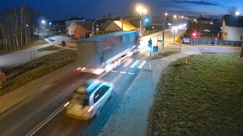 Kierowca ciężarówki wyprzedził na skrzyżowaniu