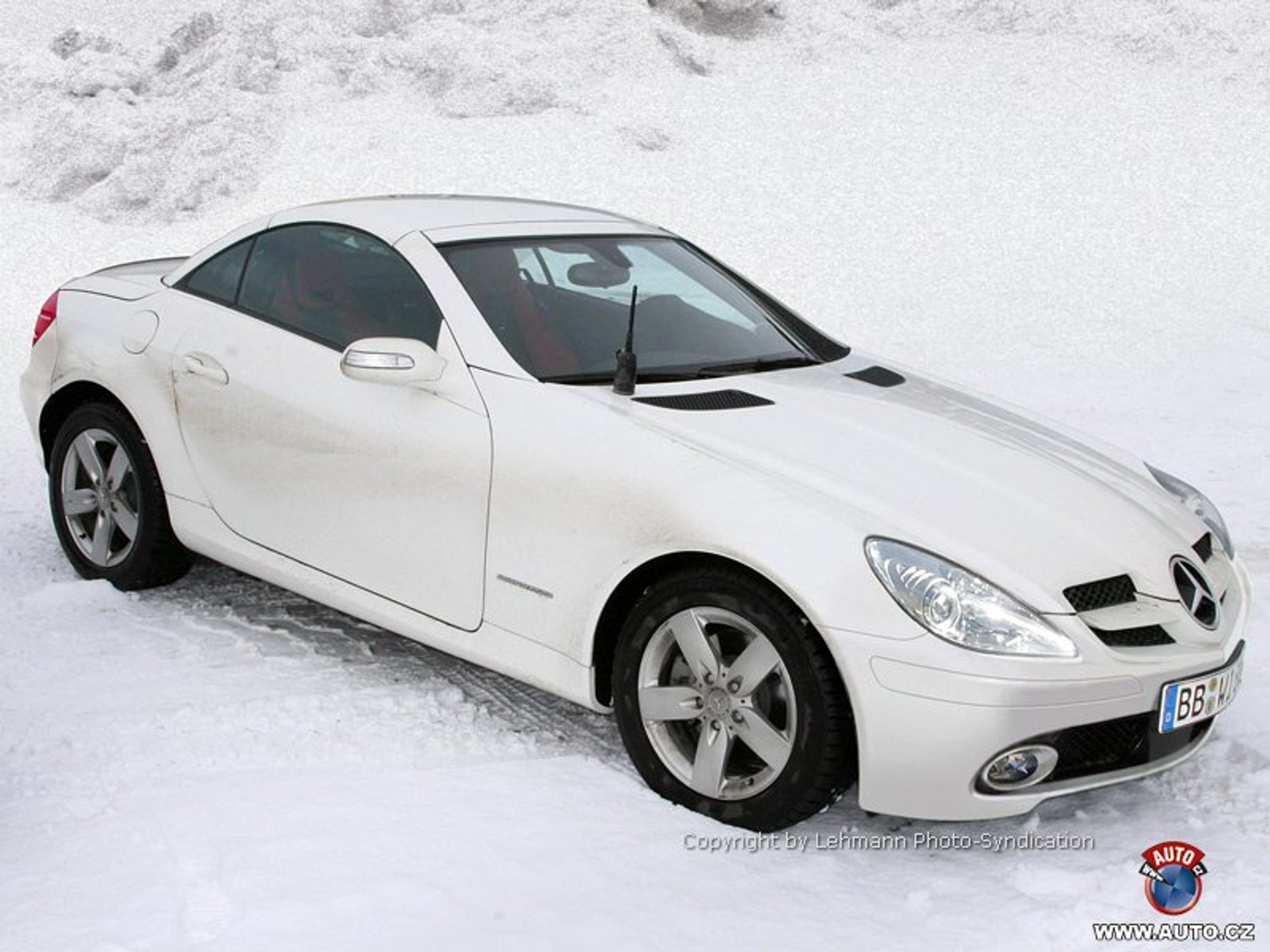 Zdjęcia szpiegowskie: odmłodzony Mercedes-Benz SLK