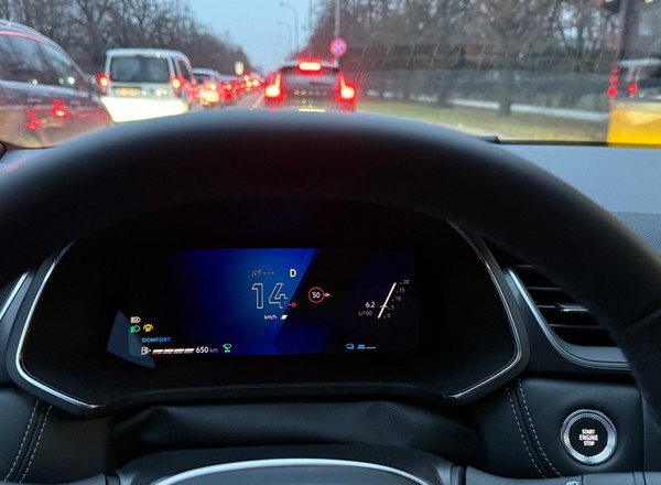 Sprawdziłem, ile pali francuska hybryda podczas jazdy w korkach. Czy Renault Symbioz zmieści się w piątce?