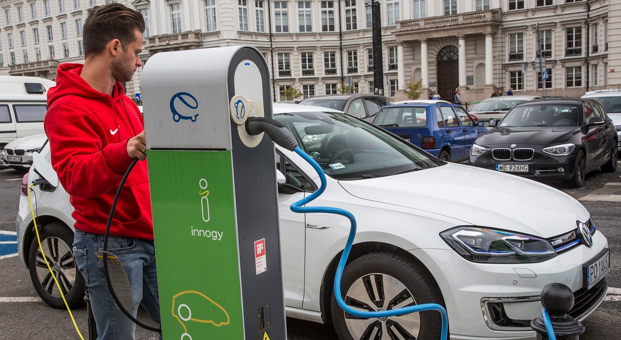 Wsparcie dla aut na prąd? Według ministra klimatu „to tylko zabawki dla zamożnych”