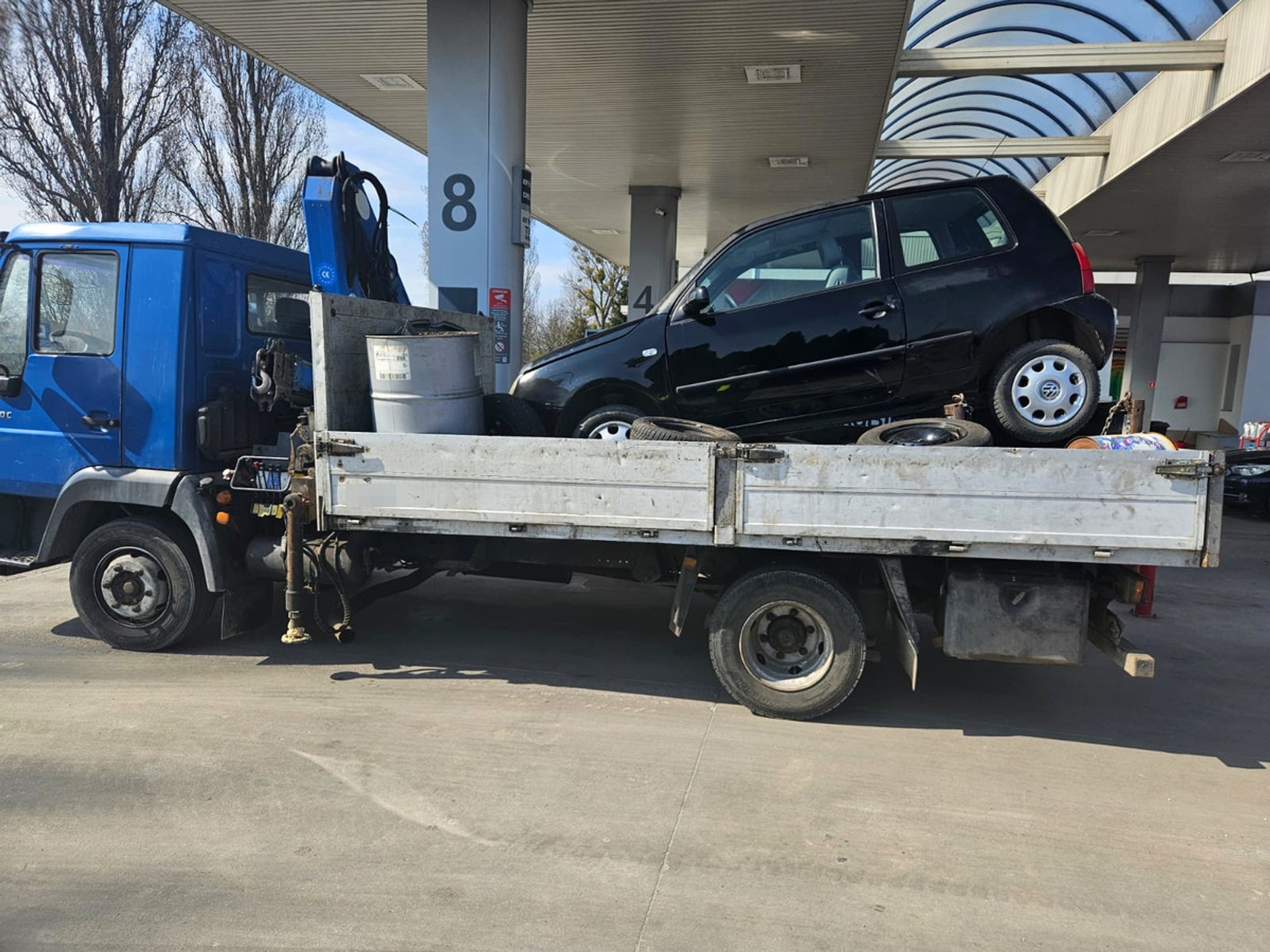 Przewoził osobowego VW w niebezpieczny sposób