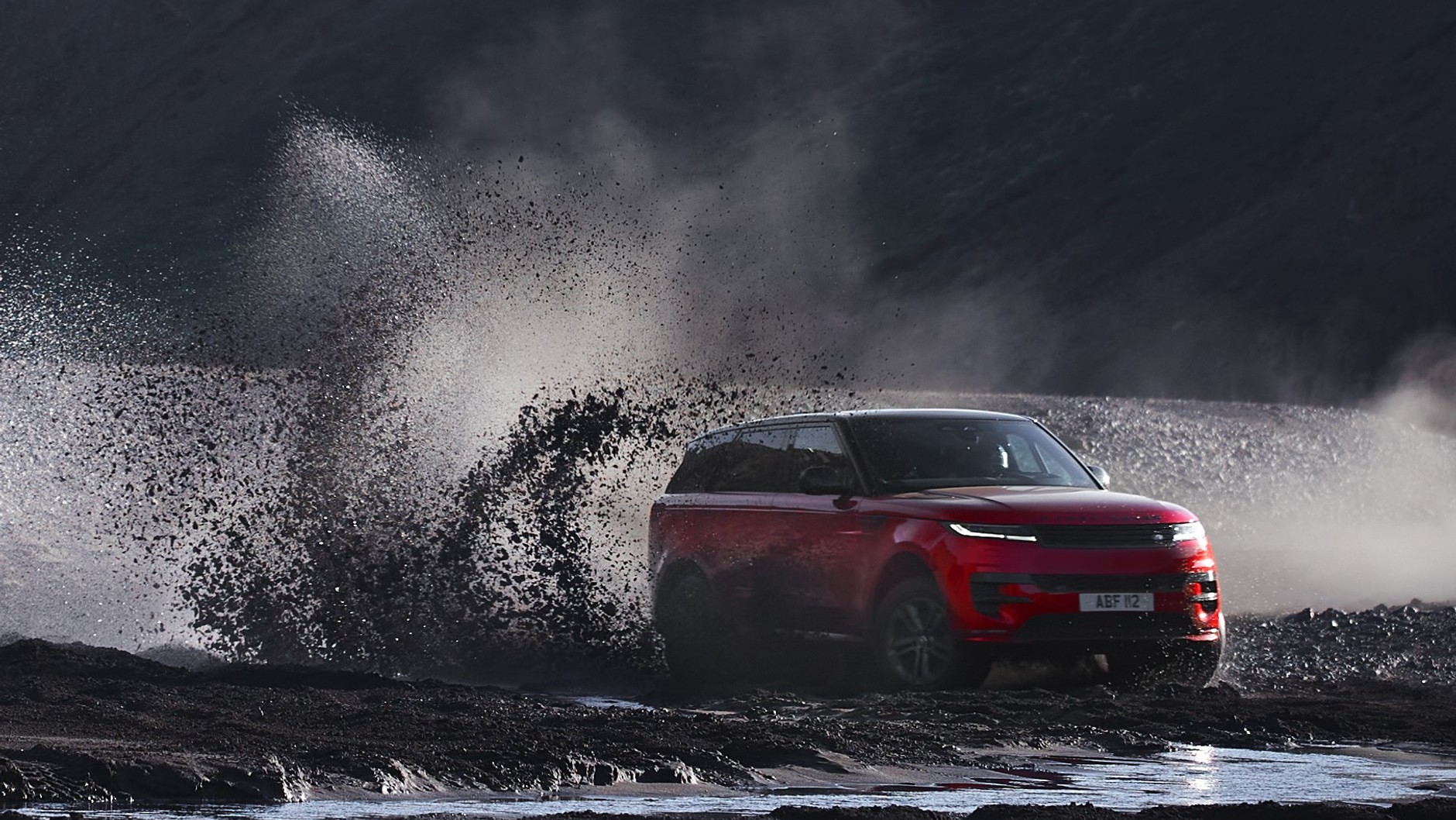 Range Rover Sport nie jest typem, który bałby się burzy. To odważna maszyna, gotowa stawić czoła ekstremalnej pogodzie, by bezpiecznie dojechać do celu.