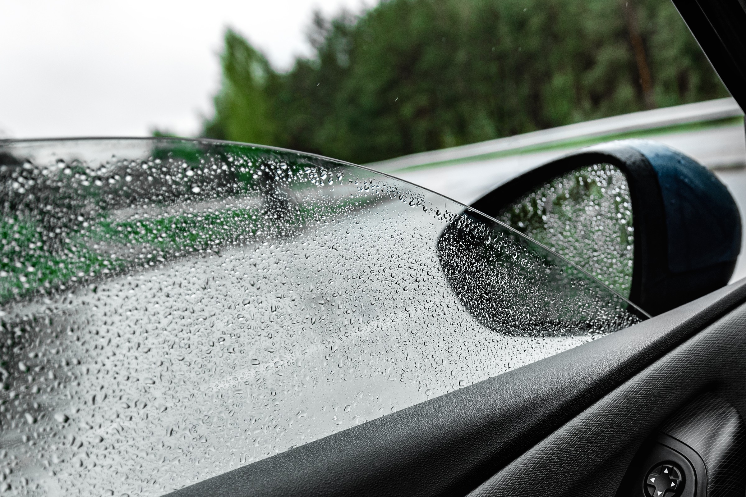 Mało znana sztuczka. Tak zamkniesz okno bez włączania silnika