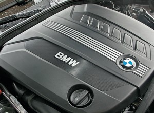 BMW idzie pod prąd – nie zamierza rezygnować z silników spalinowych