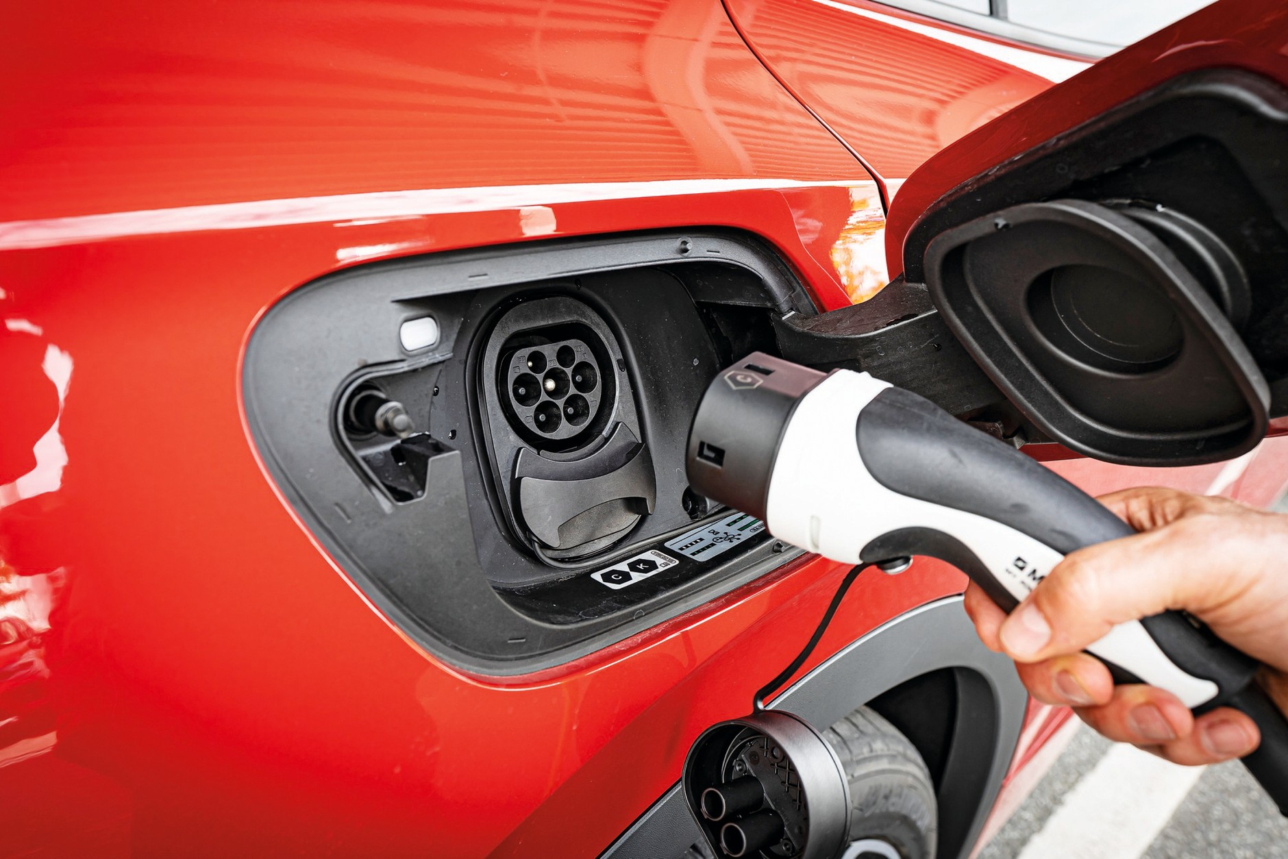 Ładowanie Volkswagena od 5 do 80 proc. trwa około 38 minut, jednak potrzeba do tego 125-kilowatowej ładowarki stałoprądowej.