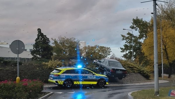 BMW serii 5 "zaparkowane" na Rondzie Gedii w Nowej Soli