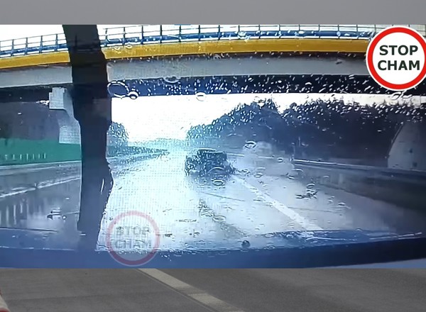 Kierowca Mercedesa tego się nie spodziewał. Auto nadaje się na złom [Wideo]