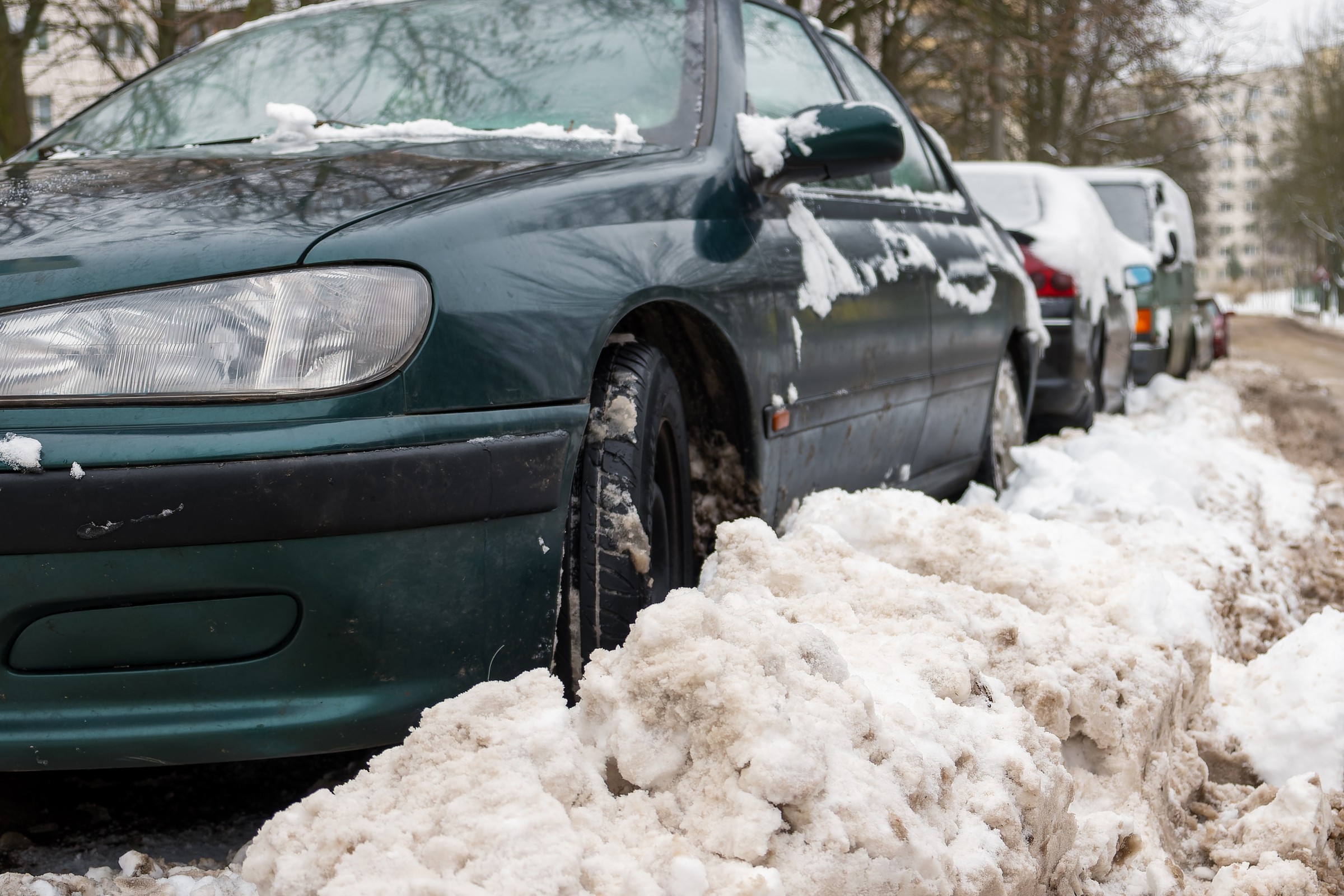 Na ręcznym czy na biegu? No i na którym biegu? Jak zostawiać auto, gdy idzie mróz