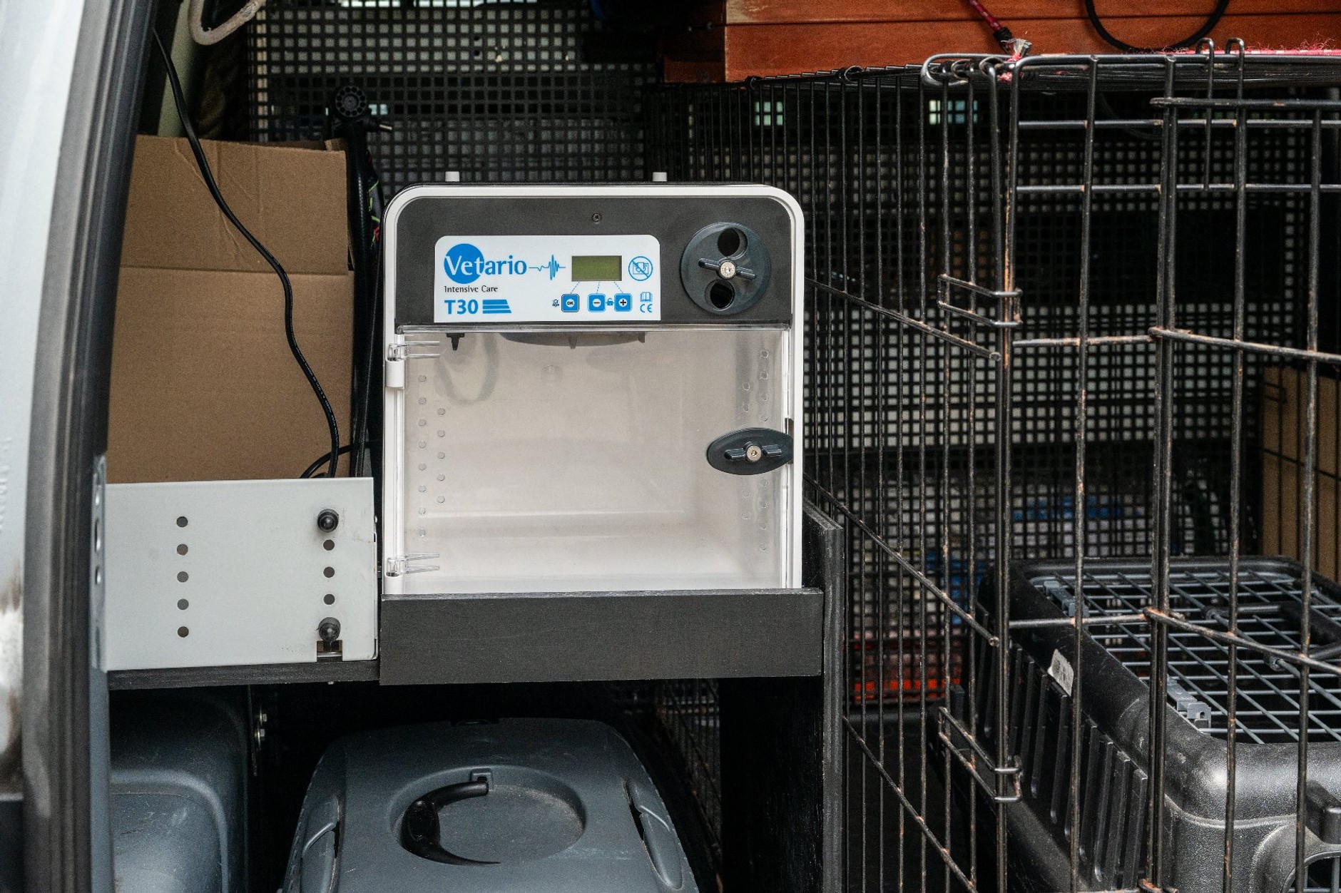 W radiowozach pojawiły się inkubatory. Posłużą specjalnym celom