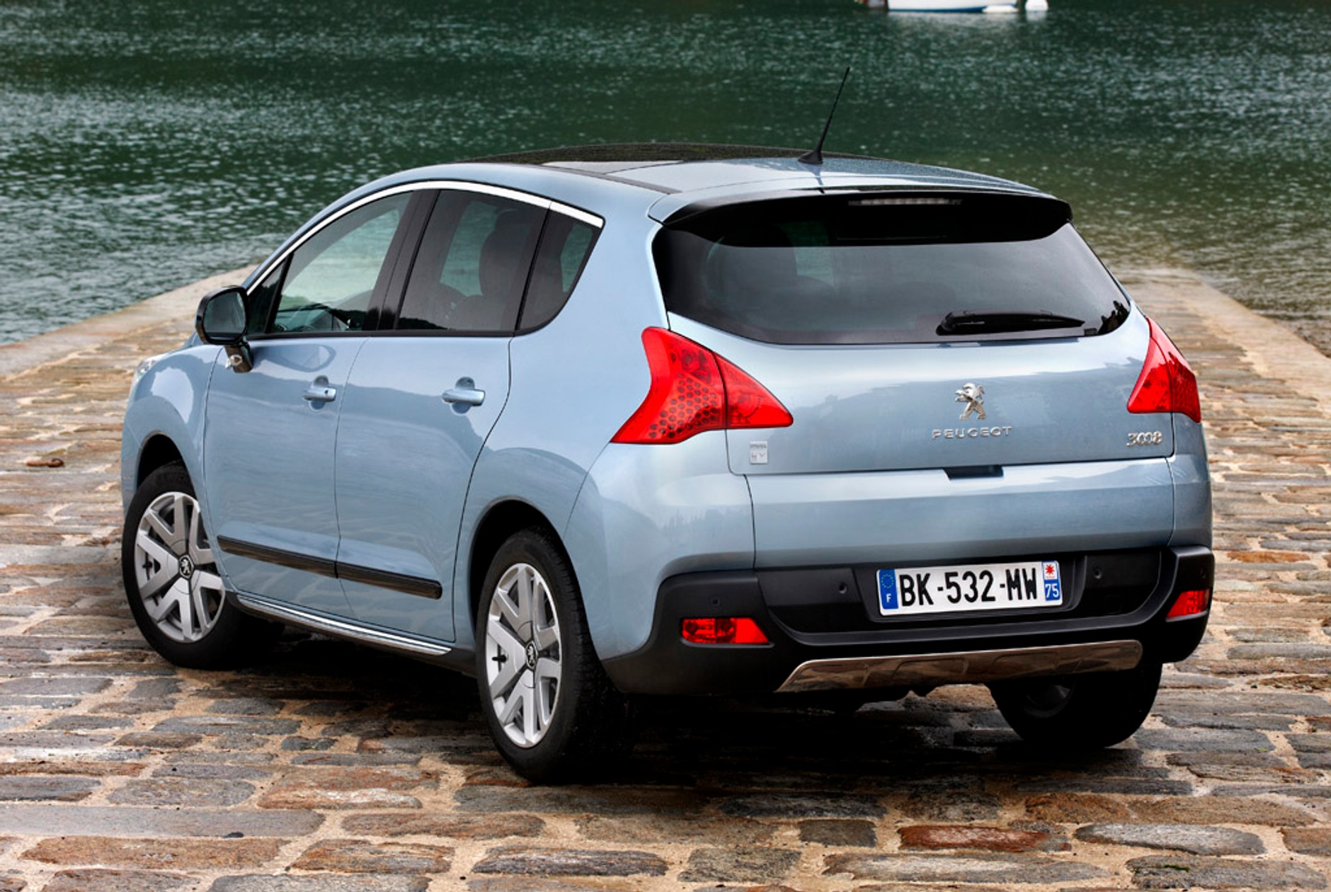 4008 i 3008 HYbrid4: terenowe nowości koncernu PSA