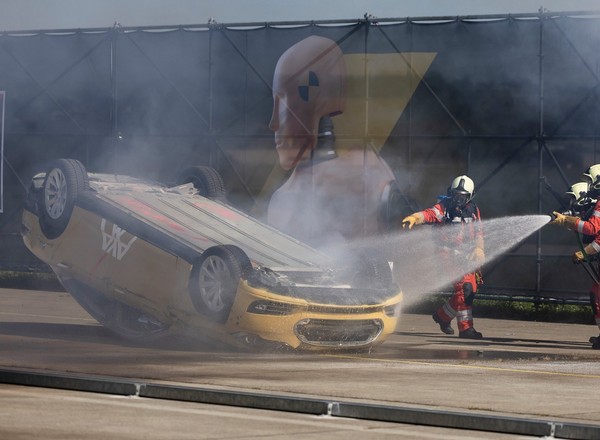 AXA wywołała nietypowy pożar w Tesli. Firma tłumaczy się z dziwnego crash testu
