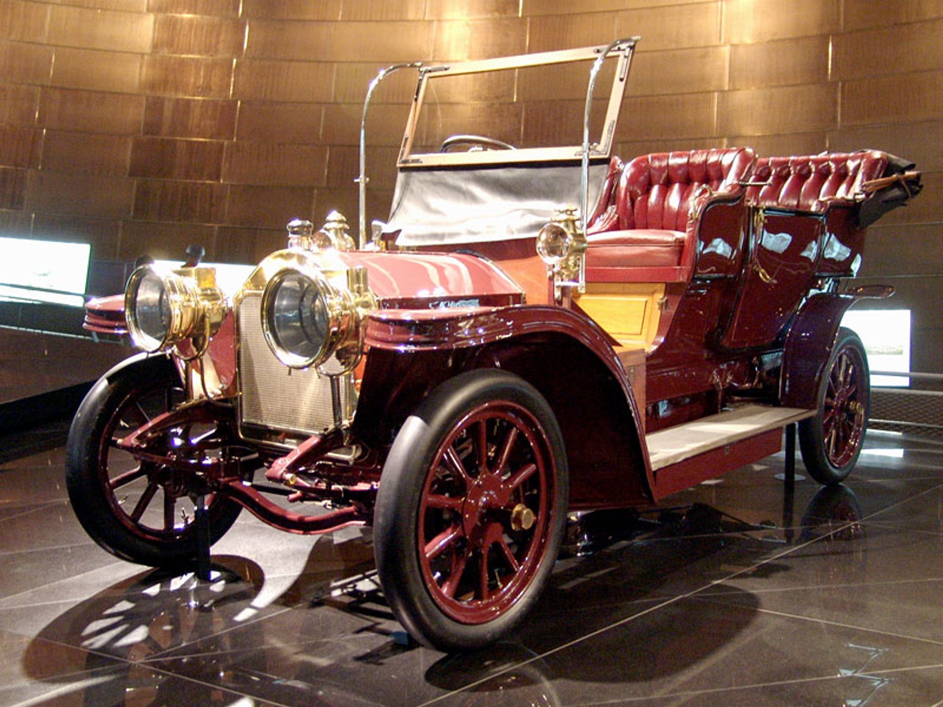 Mercedes-Benz Muzeum: 120 lat historii na 9 piętrach - 1. część (galeria)