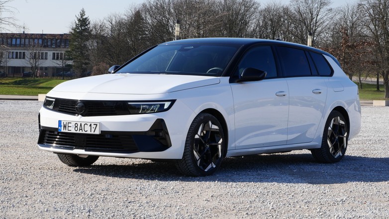 Opel Astra Sports Tourer GSe plug-in hybrid 225 KM