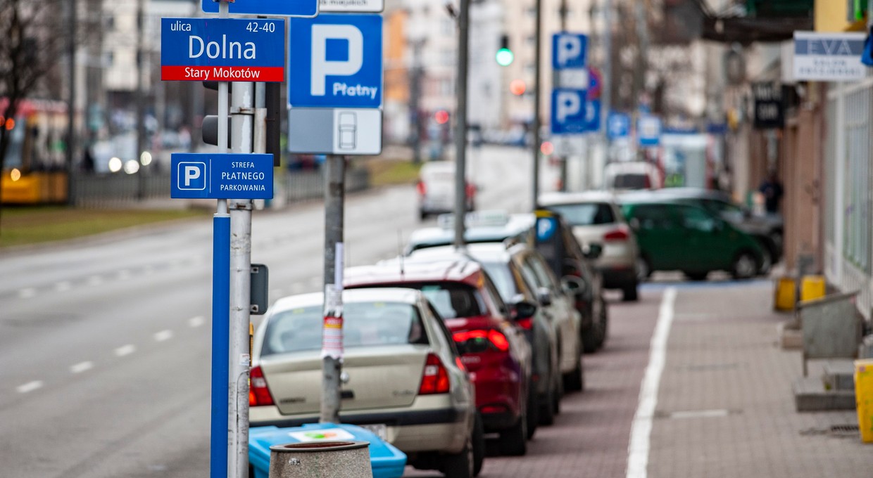 Czym różni się postój od zatrzymania i parkowania?