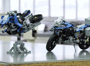 Motocykl BMW inspirowany klockami Lego Technic