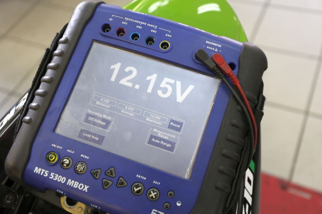 Niesprawny akumulator wcale nie musi pokazywać niskiego napięcia